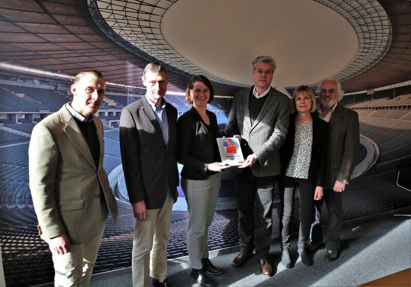 Datei:Gruppenbild Stadion.JPG